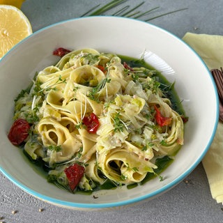 Bandnudeln mit Lauch-Senfkornsoße