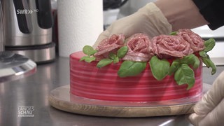 Wursttorte mit Salami-Rosen