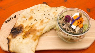 Original Unterböhringer Blätzle mit „Flotter Henne“ auf einem Holzbrett