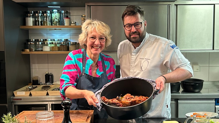 SWR1 Moderatorin Petra Klein und Sternekoch Andreas Widmann zeigen ihr fertig gekochtes Rezept
