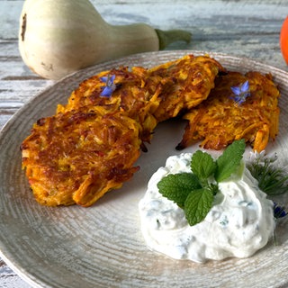 Kürbispuffer mit Schnittlauchdip