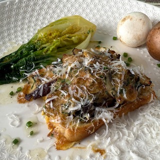 Überbackener Pilz-Toast mit karamellisiertem Romanasalat