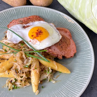 Schupfnudeln mit Filderkraut, Fleischkäse und Spiegelei