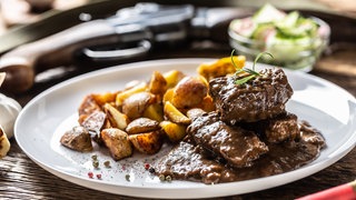 Wildfleisch mit Kartoffeln auf dem Teller