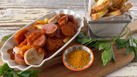 Currywursttopf mit Karotten und Brotpommes
