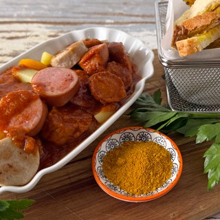 Currywursttopf mit Karotten und Brotpommes