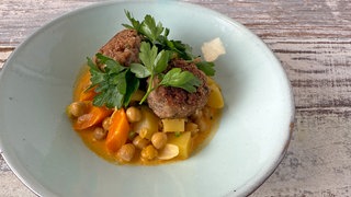Hackbällchen mit Kichererbsen und Kartoffeln
