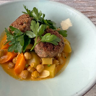 Hackbällchen mit Kichererbsen und Kartoffeln