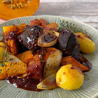 Geschmorte Rinderbäckchen mit Orangensaft und Kürbis