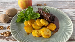Rouladen mit Apfel-Walnussfüllung und Bratkartoffeln