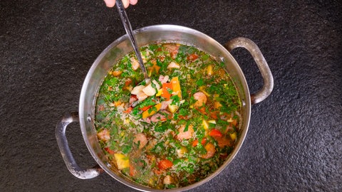 Sehr lecker: Fertiger Eintopf mit Gemüse und Mettwurst.