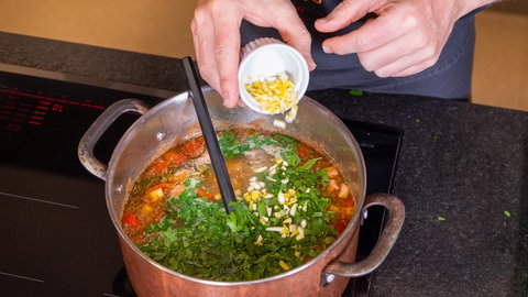 Gewürfelte Zitronenschaale kommt in den Eintopf.