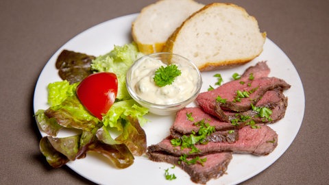 Roastbeef und Remouladensauce mit Salat auf einem Teller