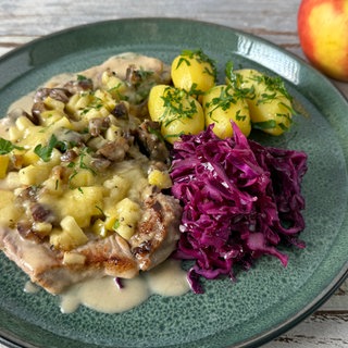 Überbackene Schnitzel mit Äpfeln und Maronen