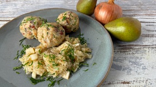 Speck-Petersilienknödel mit Birnen-Sauerkraut
