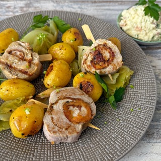 Gefüllte Schweinefiletspieße mit Apfel-Rettich-Dip