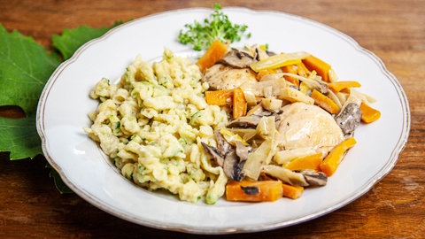 Riesling-Hähnchen mit Kräuterspätzle auf einem Teller