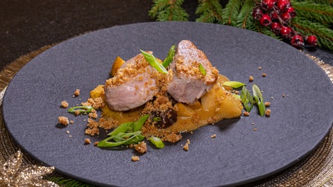 Schweinefilet mit Birnen-Maronen-Gemüse: Der komplette Hauptgang vom Weihnachtsmenü liebvoll auf einem Teller dekoriert.
