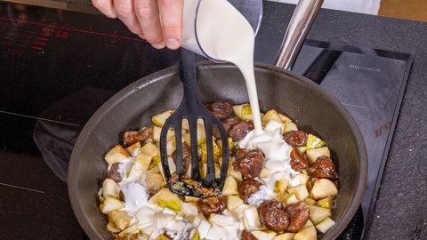 Schweinefilet mit Gemüse: Das Birnen-Maronen-Gemüse fürs Weihnachtsmenü wird mit Sahne übergossen.