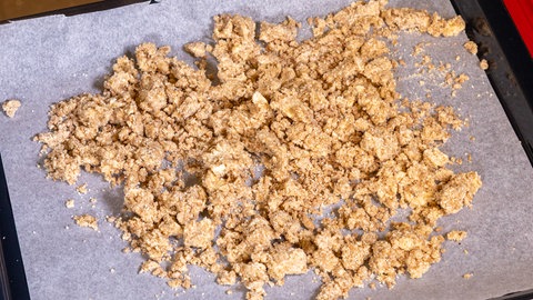 Schweinefilet mit Birnen-Maronen-Gemüse: Auf einem Backblech liegt das Spekulatius-Crumble fürs Weihnachtsmenü.