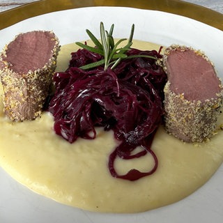 Rehrücken im Gewürzmantel mit Kartoffel-Butterpüree und Holunder-Rotkohl