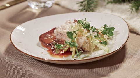 Carpaccio von Roter Bete mit Schweinebauch, Apfel, Meerrettich und Walnuss-Honig-Vinaigrette auf einem Teller