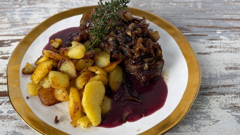 Zwiebelrostbraten mit Bratkartoffeln