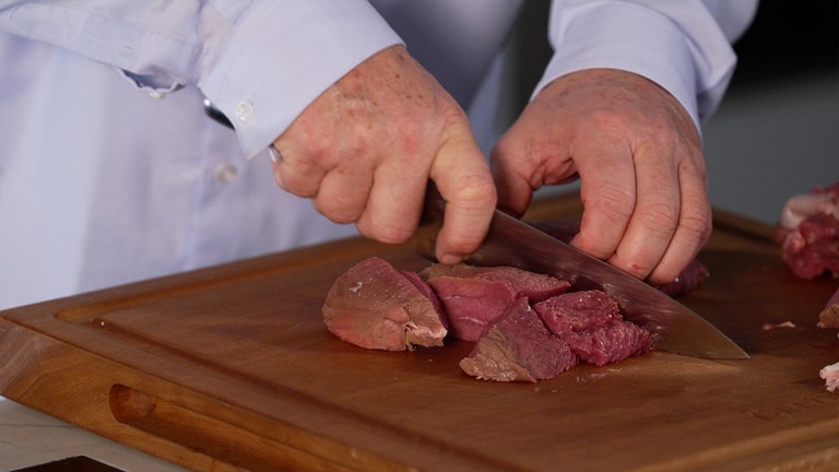 Johann Lafer bevorzugt ein scharfes Messer ohne Säge, damit der Zwiebelsaft in den Spalten bleibt.