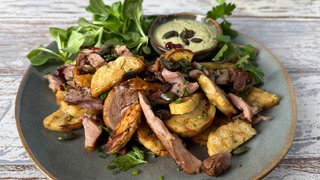 Knödelgröstel mit Kürbiskern-Dip und Feldsalat