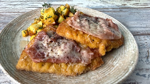 Überbackene Schnitzel mit Kräuterkartoffeln