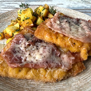 Überbackene Schnitzel mit Kräuterkartoffeln