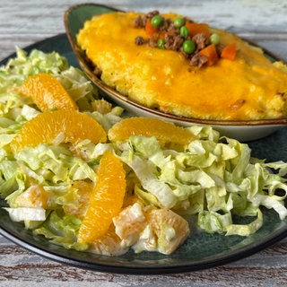 Hackfleisch-Kartoffelauflauf mit Endiviensalat