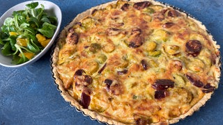 Rosenkohl-Tarte mit Chorizo und Feldsalat 