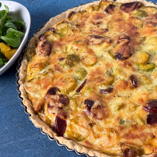 Rosenkohl-Tarte mit Chorizo und Feldsalat 