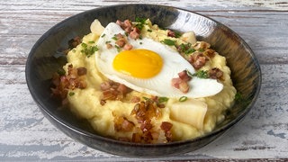 Pastinakenpüree mit Speck und Spiegelei