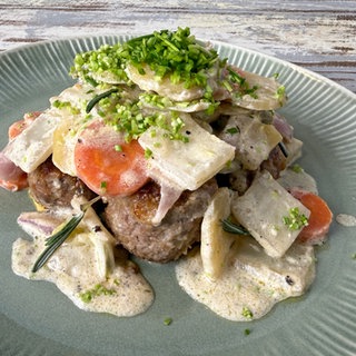 Chinakohl mit Kartoffeln, Karotten und Hackbällchen