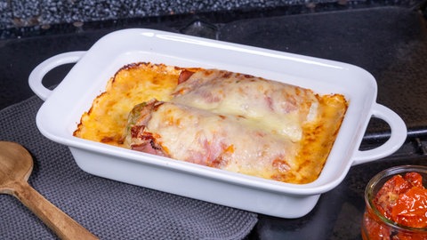 Überbackener Chicorée mit Schinken und Käse. Frisch aus dem Ofen, nach einem einfachen Rezept.