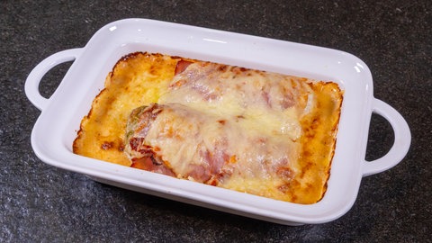 Überbackener Chicorée in einer Auflaufform. Direkt azs dem Ofen.