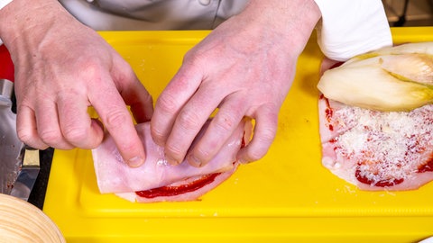 Der Chicorée wird in eine Scheibe Schinken eingerollt.