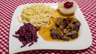 Rehkeule mit Spätzle und Rotkrauf auf einem Teller