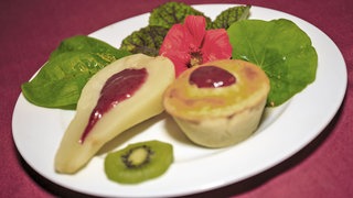 Geflügelpastete mit Cumberland-Soße und Deko auf einem Teller