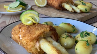 Spargel Cordon bleu auf einem Teller angerichtet mit Salzkartoffeln. Ein Reuzept von SWR1 Pfännle-Koch Eberhard Braun.