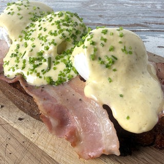 Eier Benedict mit Speck auf Holzofenbrot 	