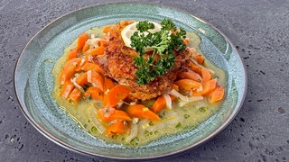 Schnitzel mit Senfkruste und Schalotten-Karotten-Gemüse