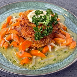 Schnitzel mit Senfkruste und Schalotten-Karotten-Gemüse