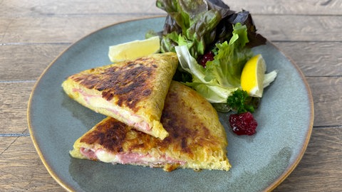 Gefüllte Rösti mit Schinken und Käse und Salat mit Kartoffel-Vinaigrette