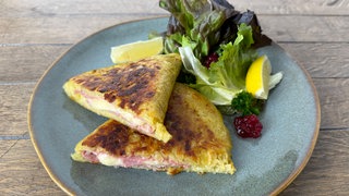 Gefüllte Rösti mit Schinken und Käse und Salat mit Kartoffel-Vinaigrette