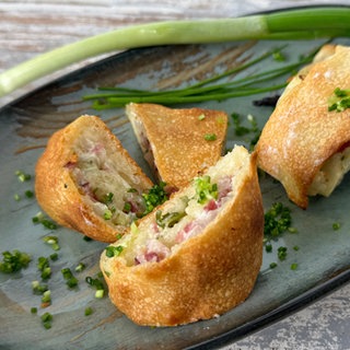 Flammkuchenrollen mit Schmand und Speck