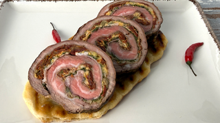 Gefüllte Flanksteak-Rolle mit Parmesan und Rucola