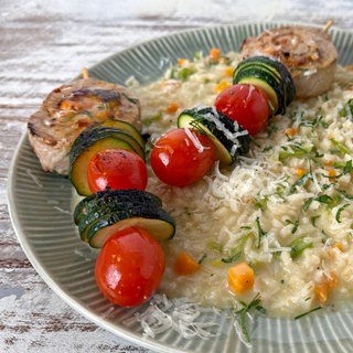 Gefüllte Schweinefiletspieße auf Gemüse-Risotto